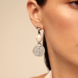 PENDIENTES DE CUERO CON PERLA BAÑO PLATA