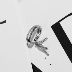 ANILLO ORO BLANCO, DIAMANTES Y ZAFIROS