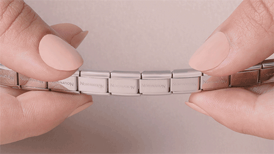 Estiramos la pulsera para modificar sus piezas